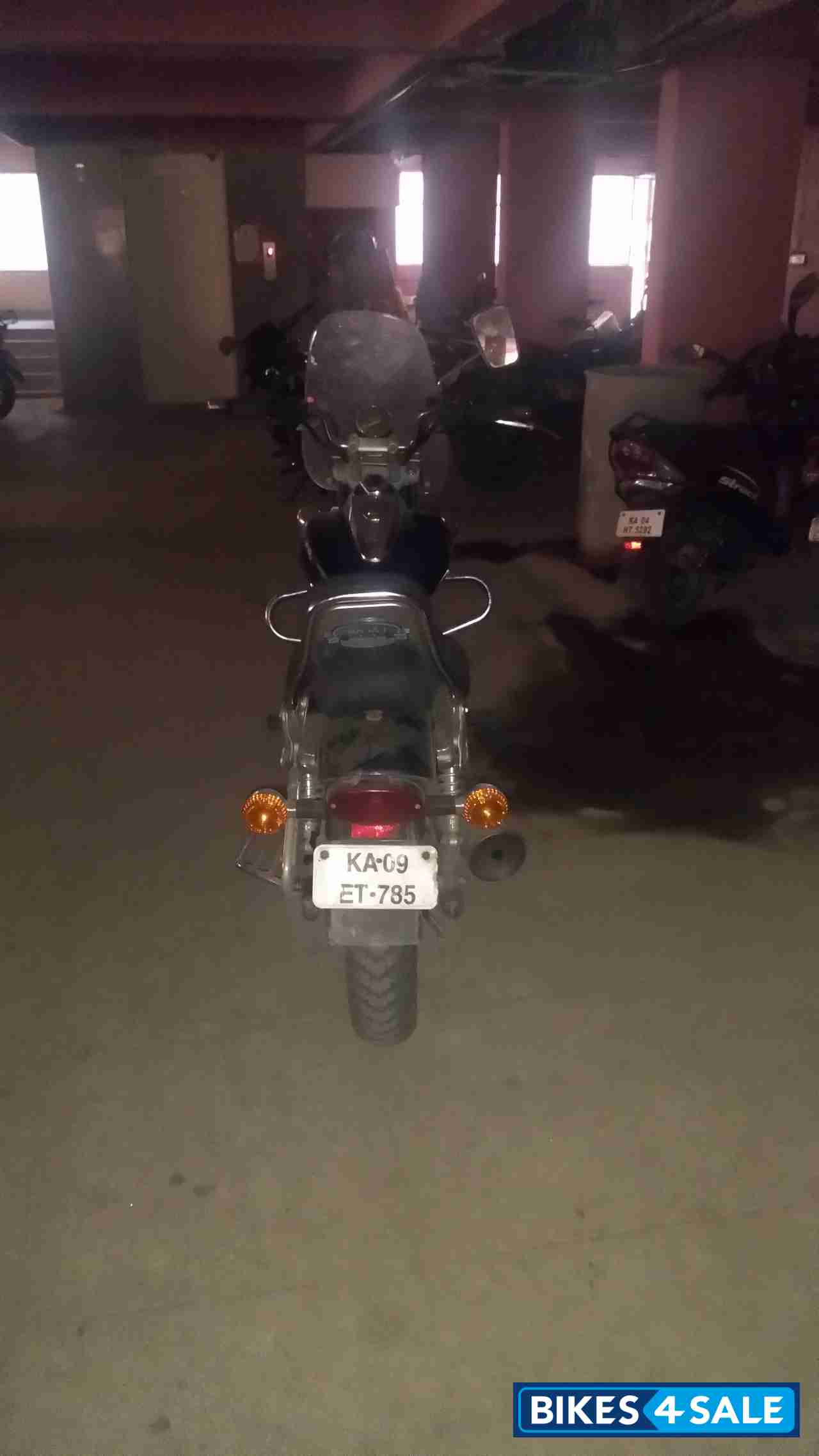 Black Bajaj Avenger 220 DTS-i