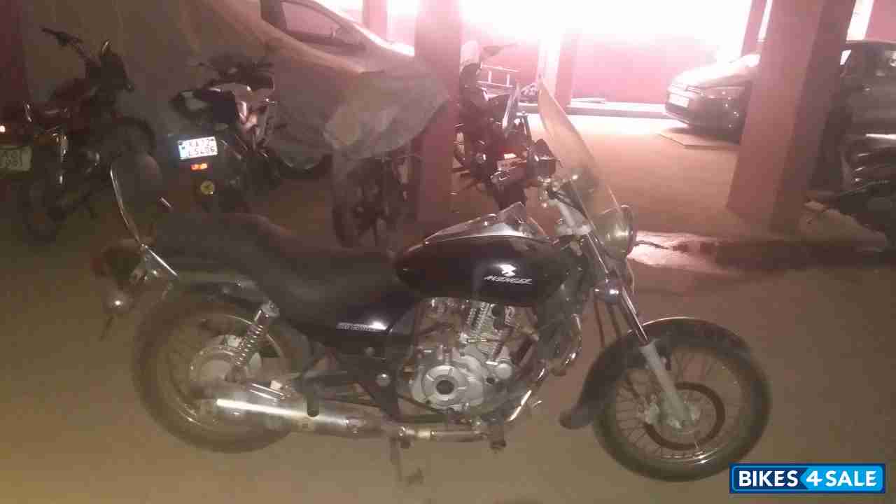 Black Bajaj Avenger 220 DTS-i