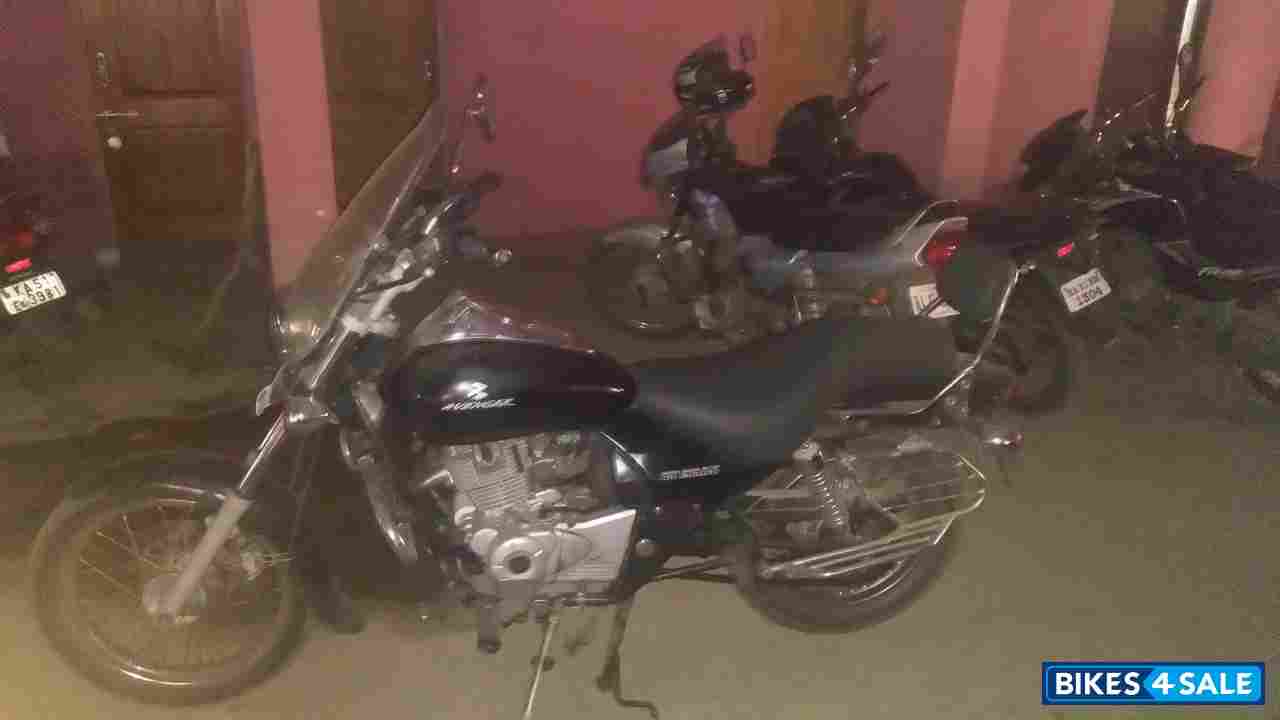 Black Bajaj Avenger 220 DTS-i