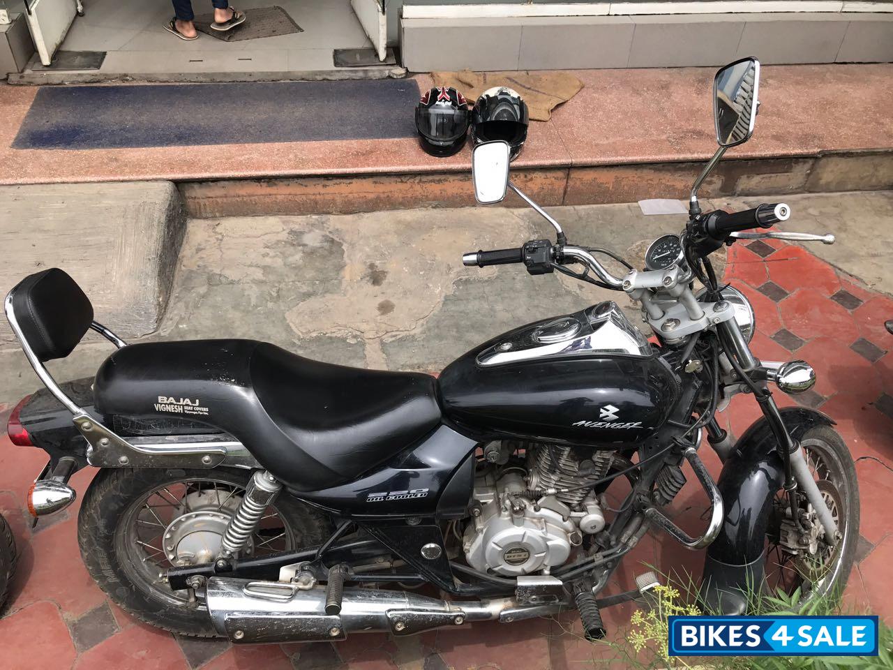 Black Bajaj Avenger 220 DTS-i