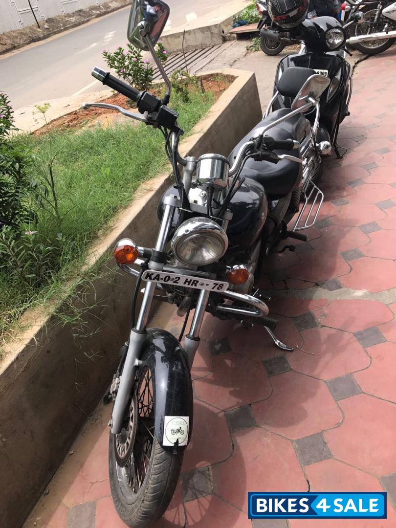 Black Bajaj Avenger 220 DTS-i