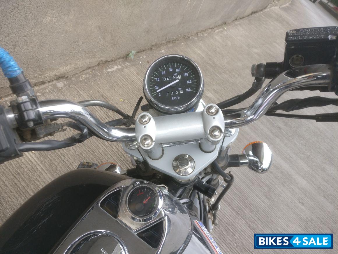 Black Bajaj Avenger 220 DTS-i