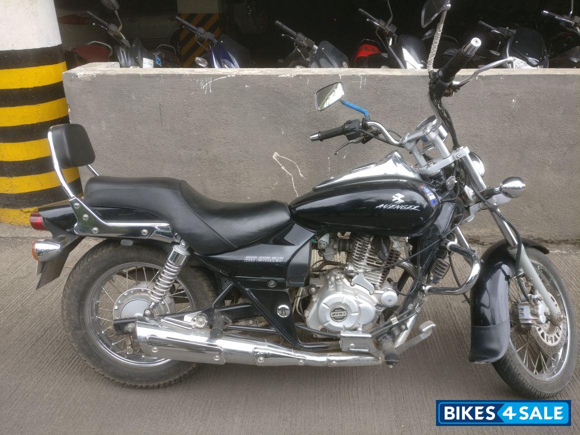 Black Bajaj Avenger 220 DTS-i