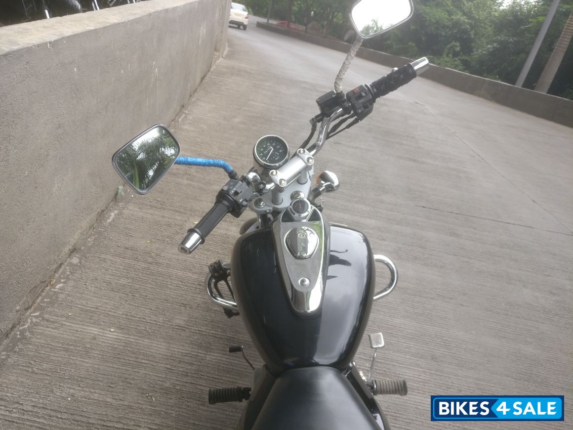 Black Bajaj Avenger 220 DTS-i