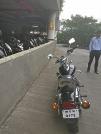 Black Bajaj Avenger 220 DTS-i