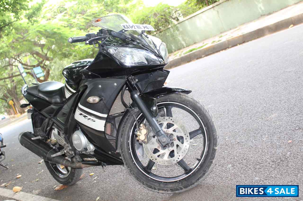 Black Yamaha YZF R15