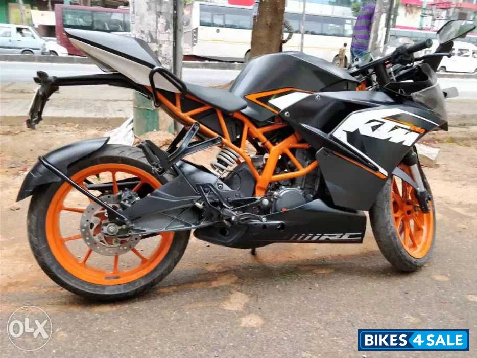 Black KTM RC 200