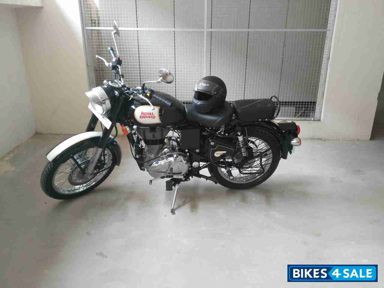 Black Royal Enfield Classic 500