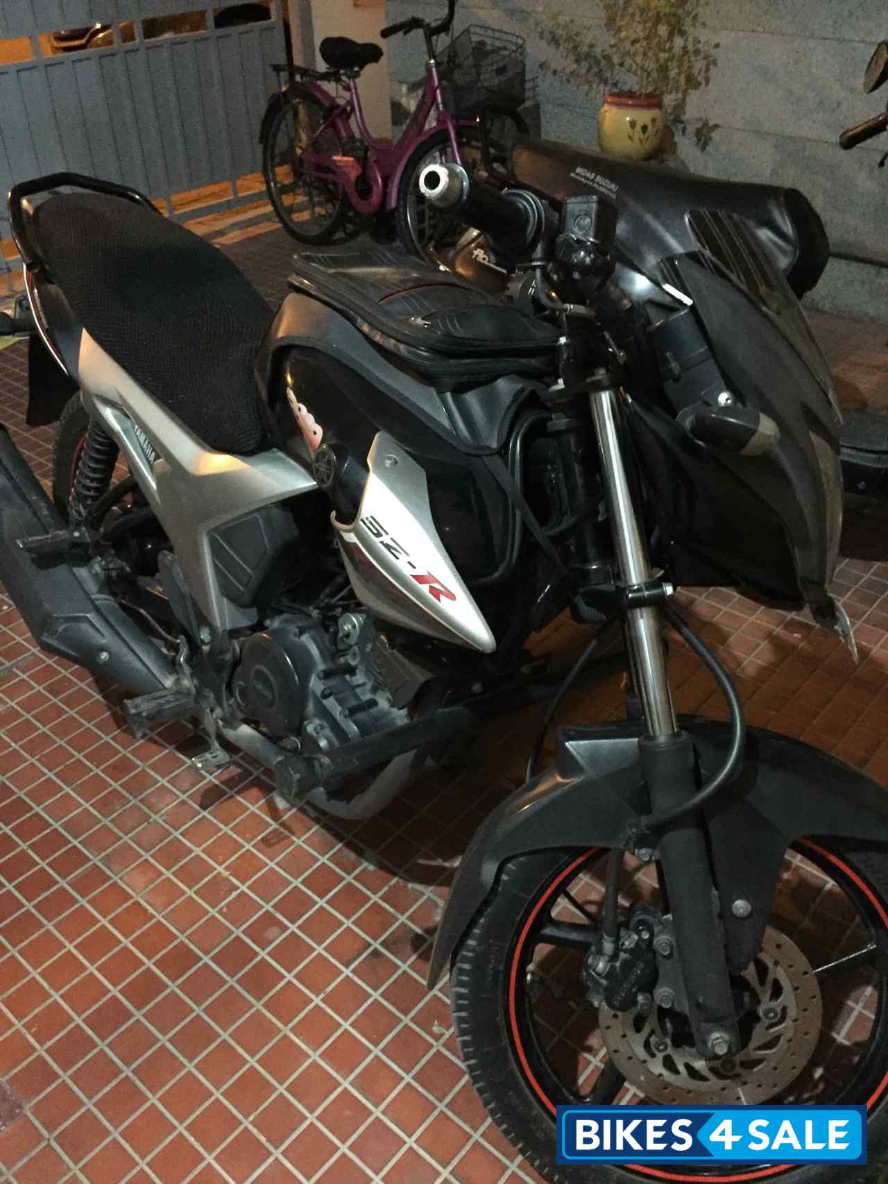 Black Yamaha SZ-R Black Yamaha SZ-R