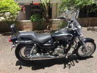 Black Bajaj Avenger Cruise 220