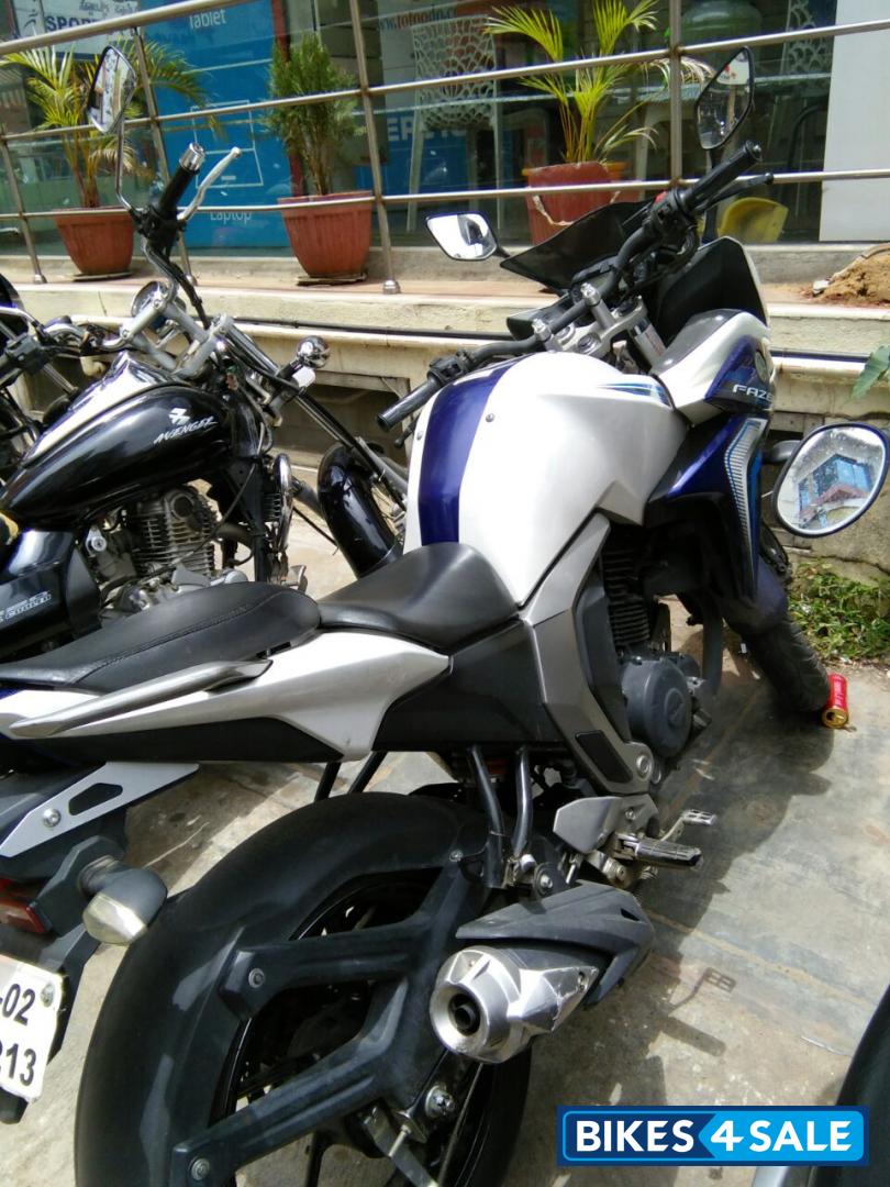 Blue And White Yamaha Fazer FI V2