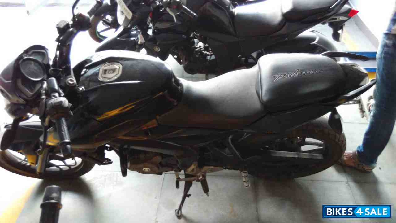 Black Bajaj Pulsar 200 NS