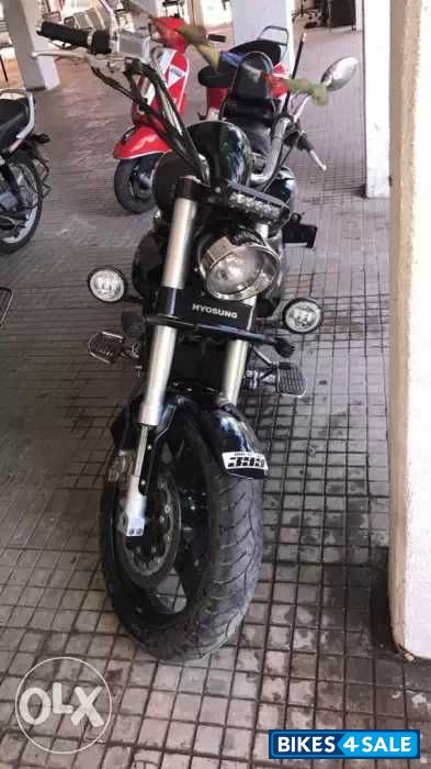 Red Hyosung GV650 Aquila Pro