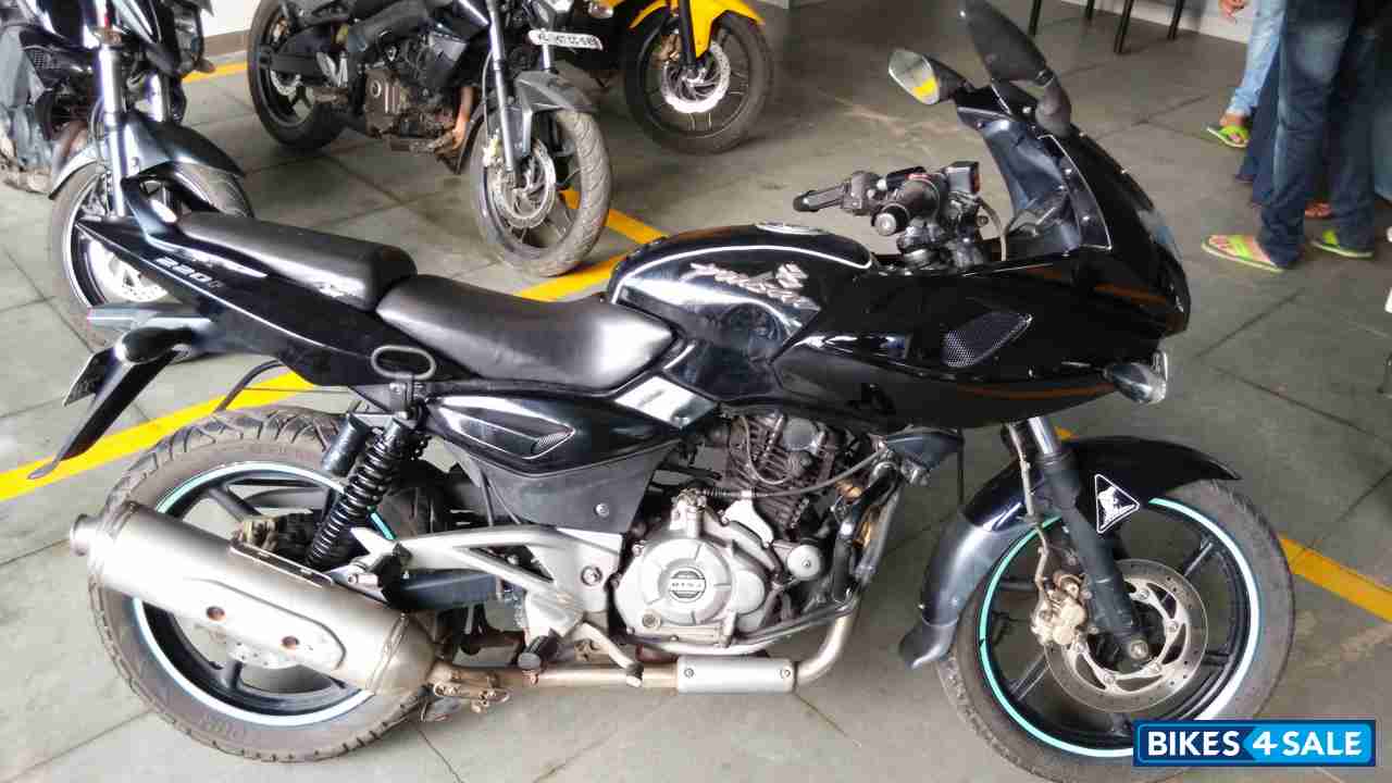 Black Bajaj Pulsar 220F
