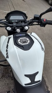 White Bajaj Dominar 400