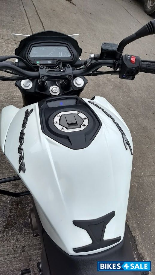 White Bajaj Dominar 400 White Bajaj Dominar 400