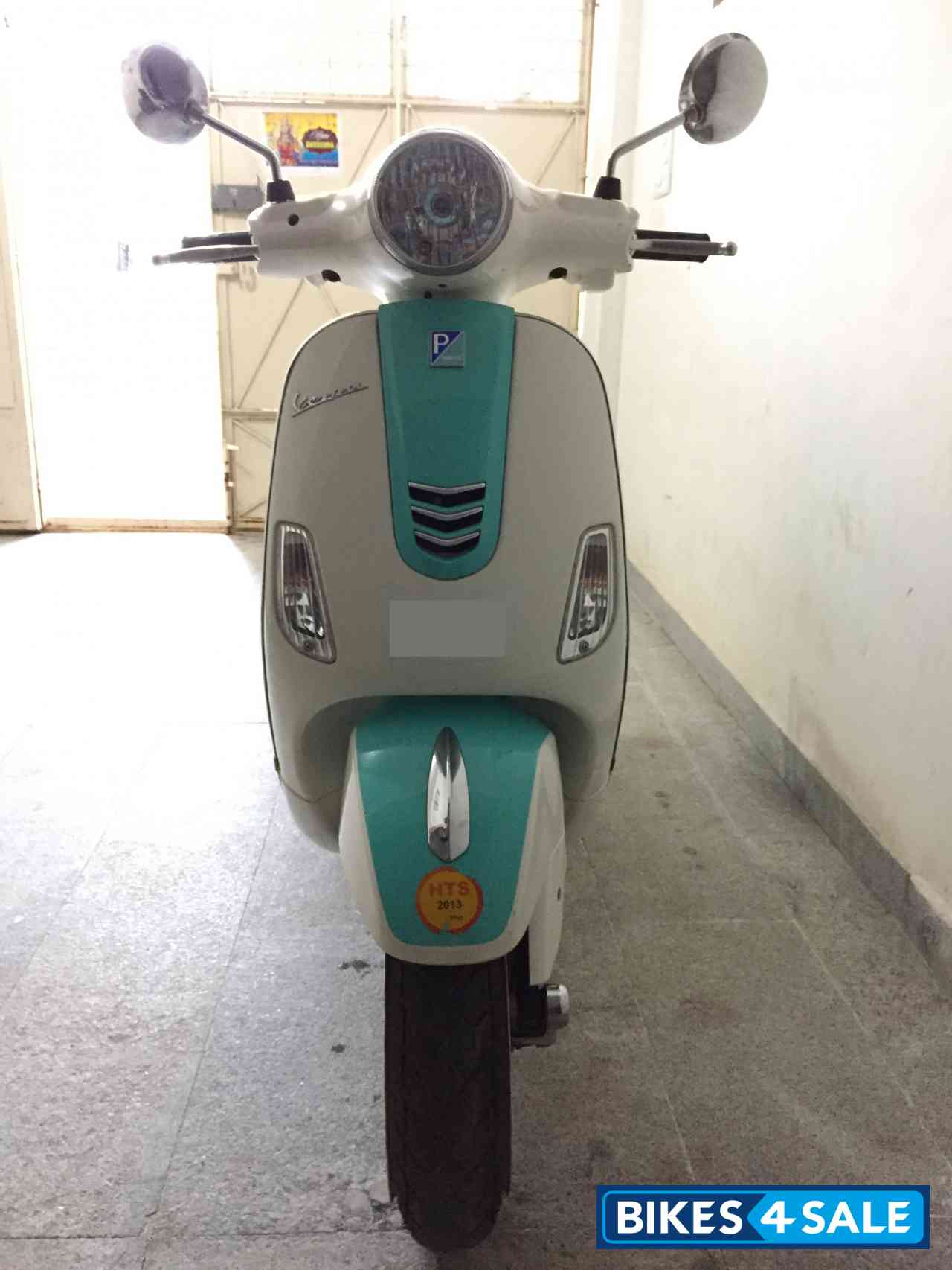 Custom Retro Color Vespa VXL 150