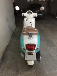 Custom Retro Color Vespa VXL 150