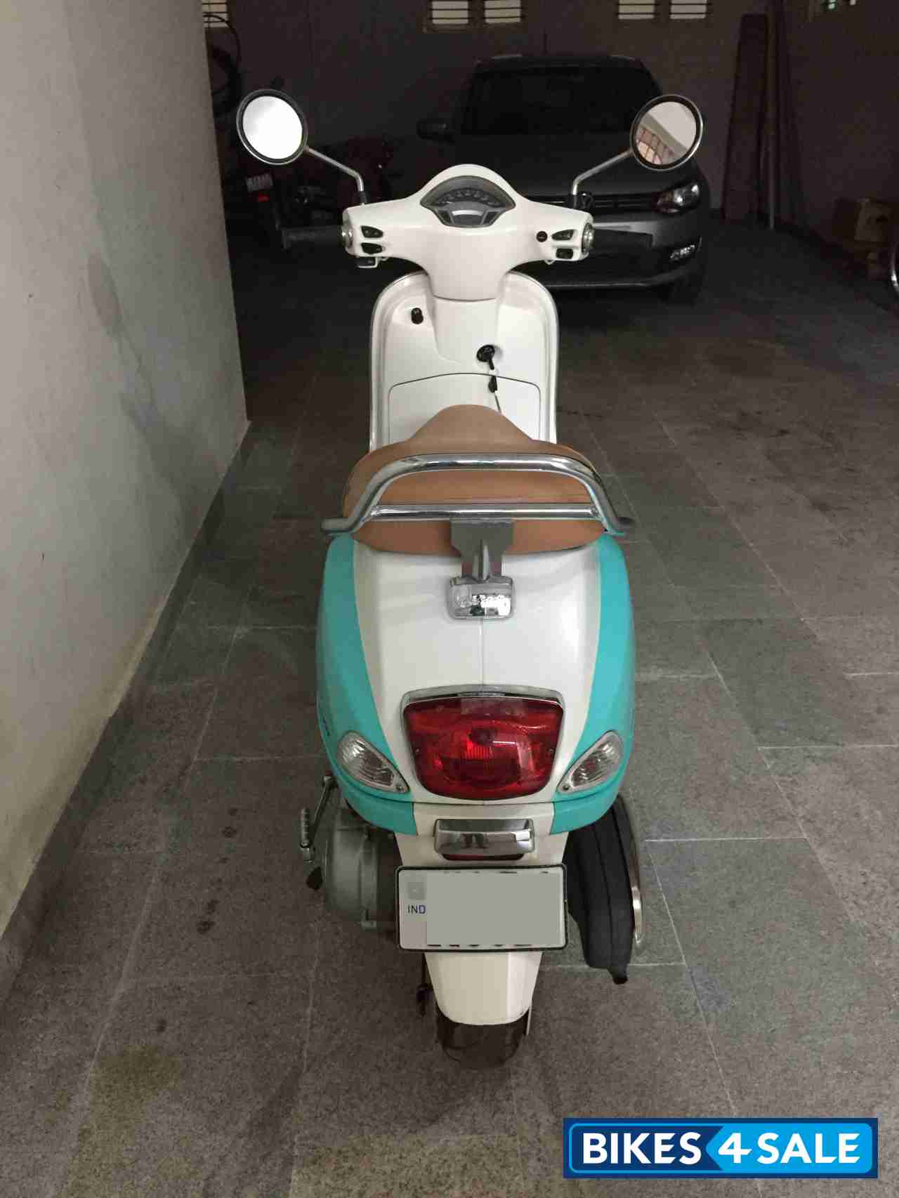 Custom Retro Color Vespa VXL 150