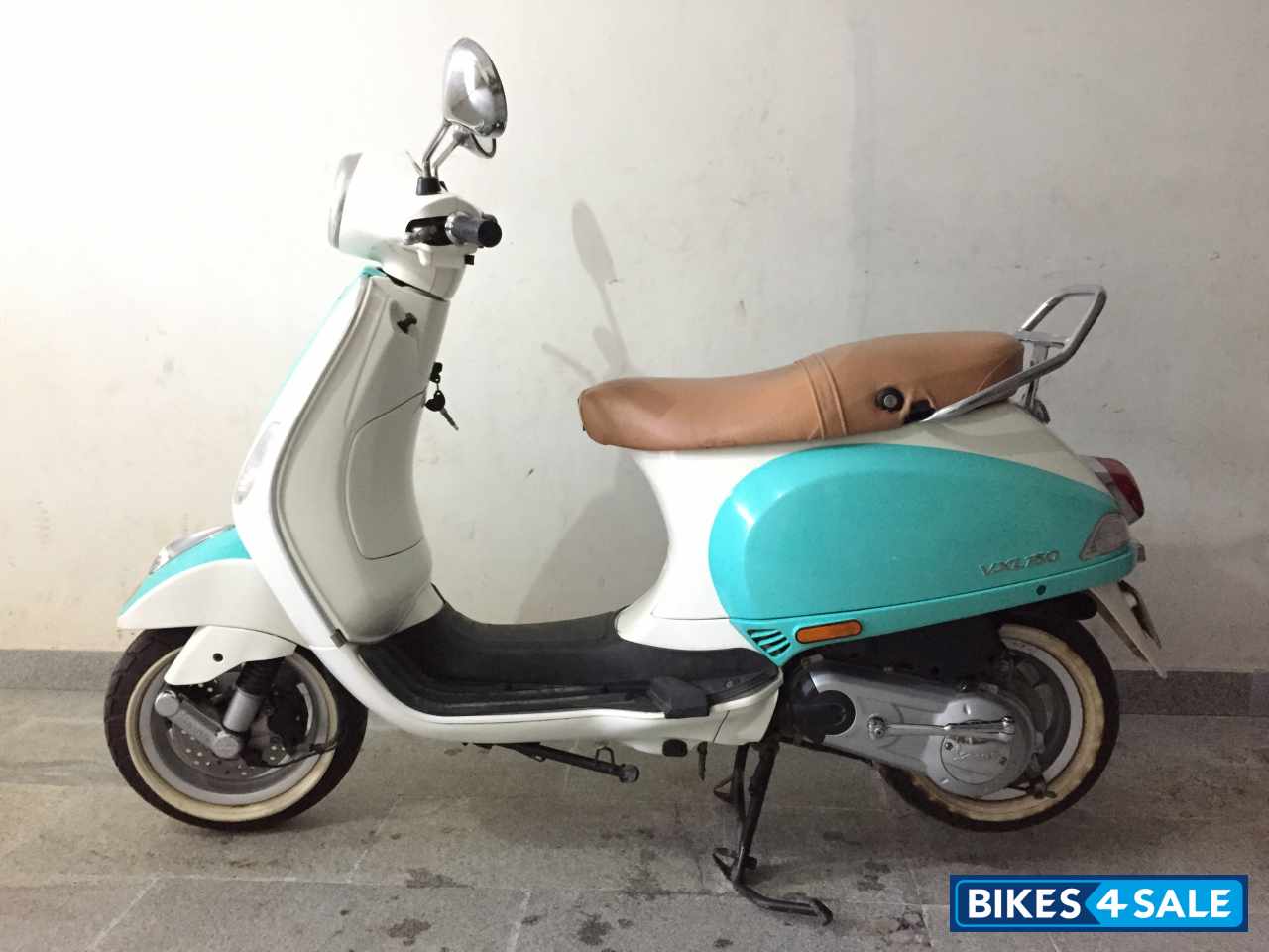 Custom Retro Color Vespa VXL 150