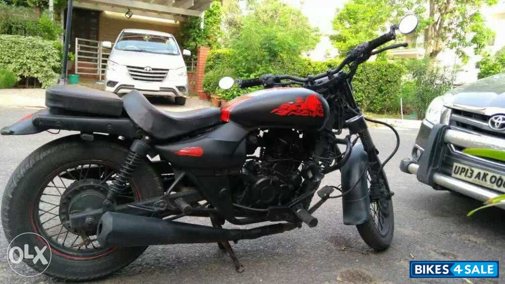 Black Bajaj Avenger 220 DTS-i