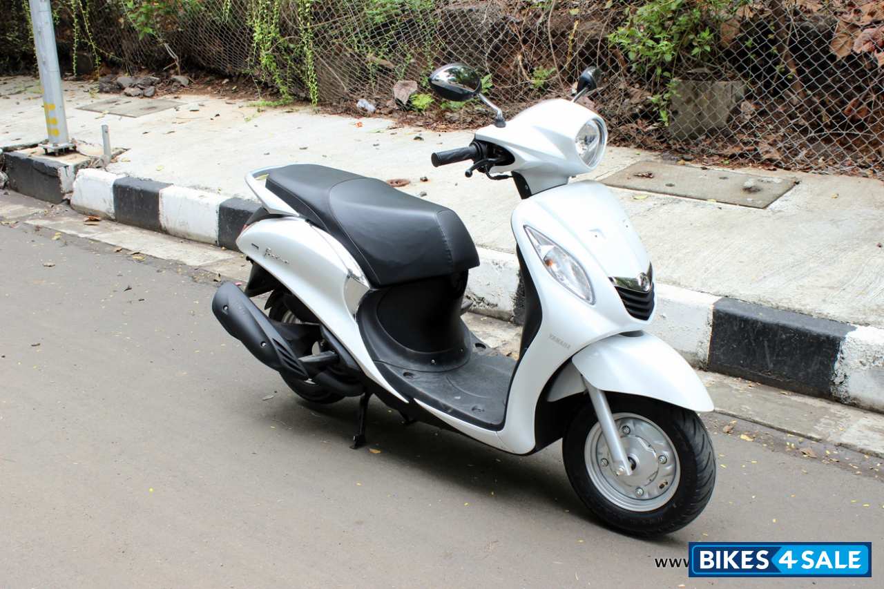 White Yamaha Fascino
