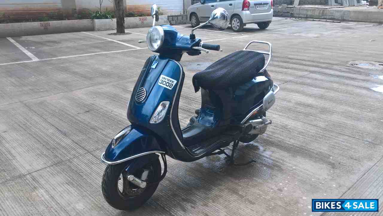 Blue Vespa LX 125