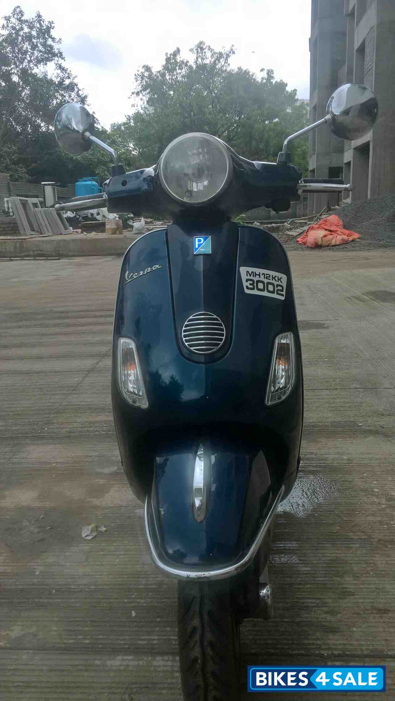 Blue Vespa LX 125