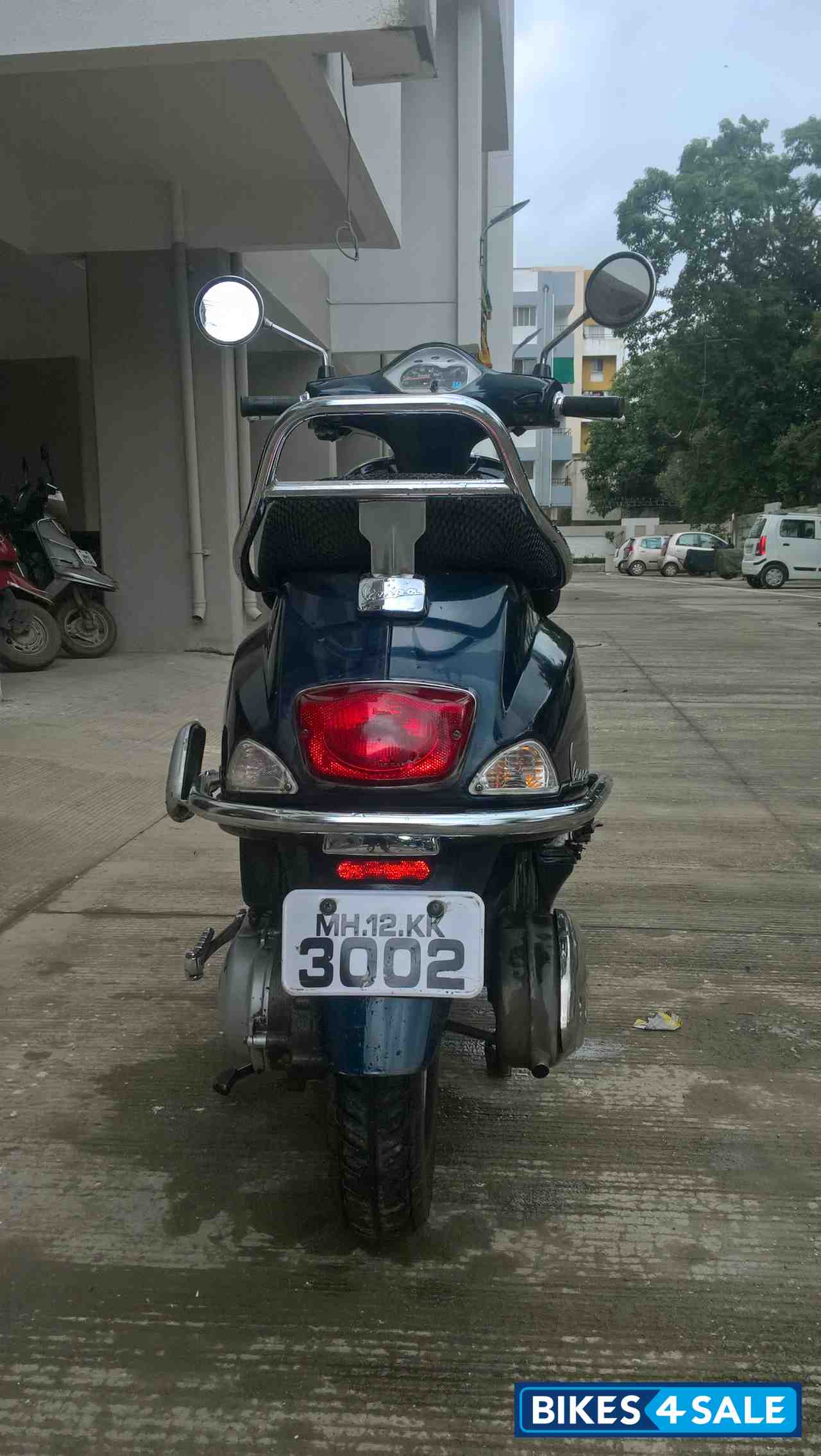 Blue Vespa LX 125