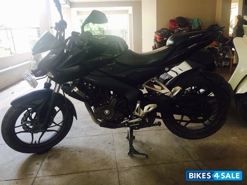 Black Bajaj Pulsar 200 NS