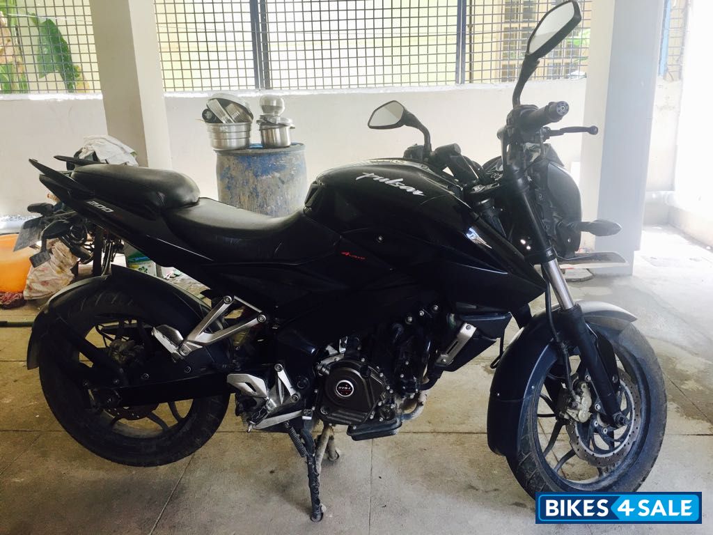 Black Bajaj Pulsar 200 NS