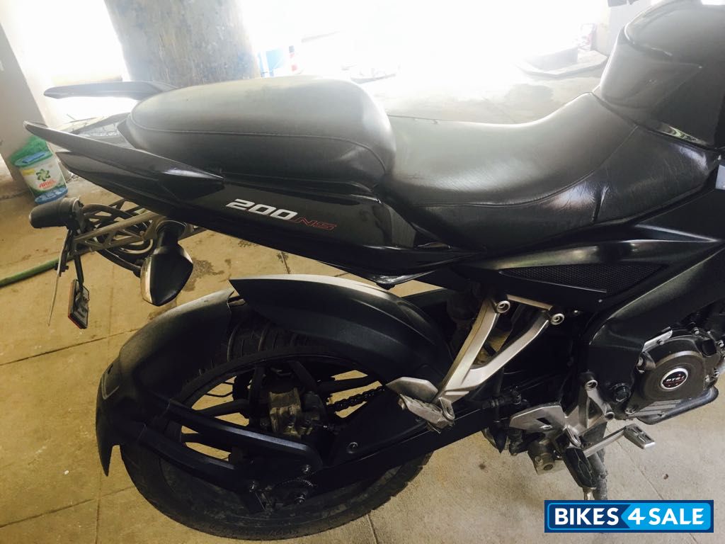 Black Bajaj Pulsar 200 NS