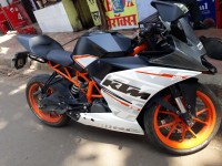 White KTM RC 390