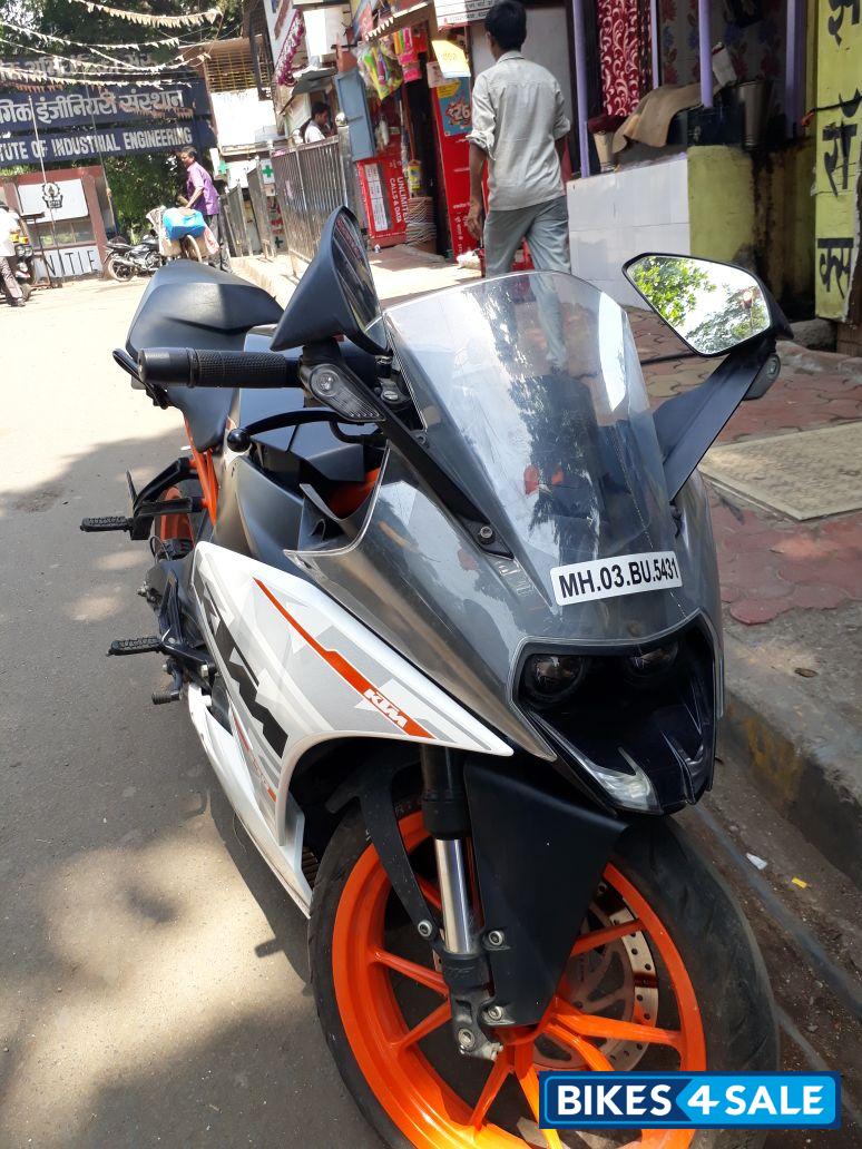 White KTM RC 390