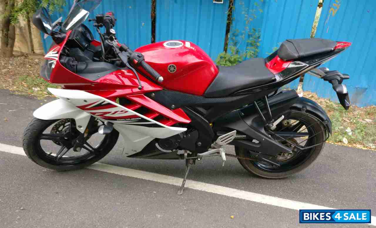 White Red Yamaha YZF R15 V2 White Red Yamaha YZF R15 V2
