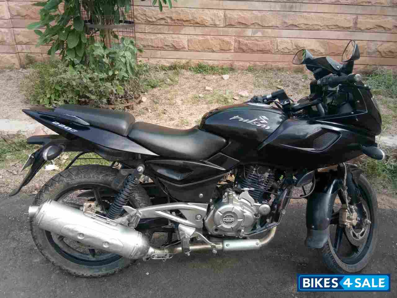 Black Bajaj Pulsar 220 DTSi