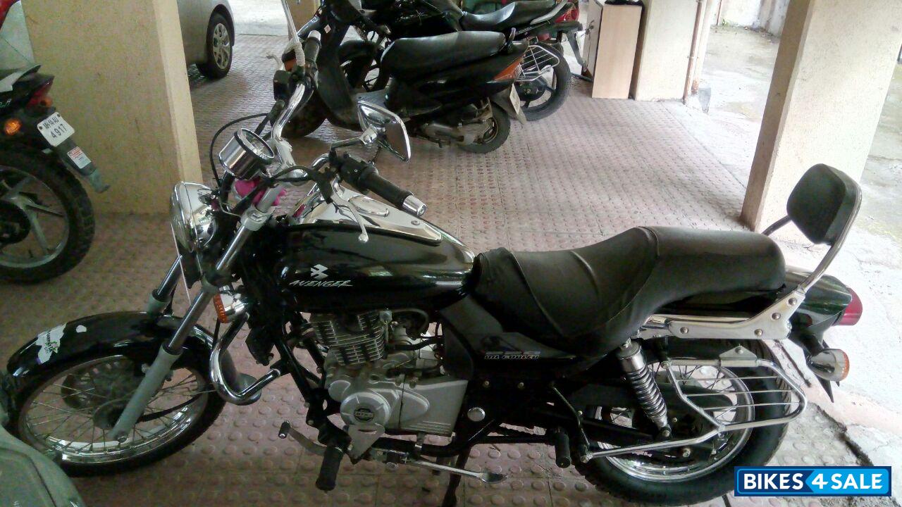 Black Bajaj Avenger 220 DTS-i