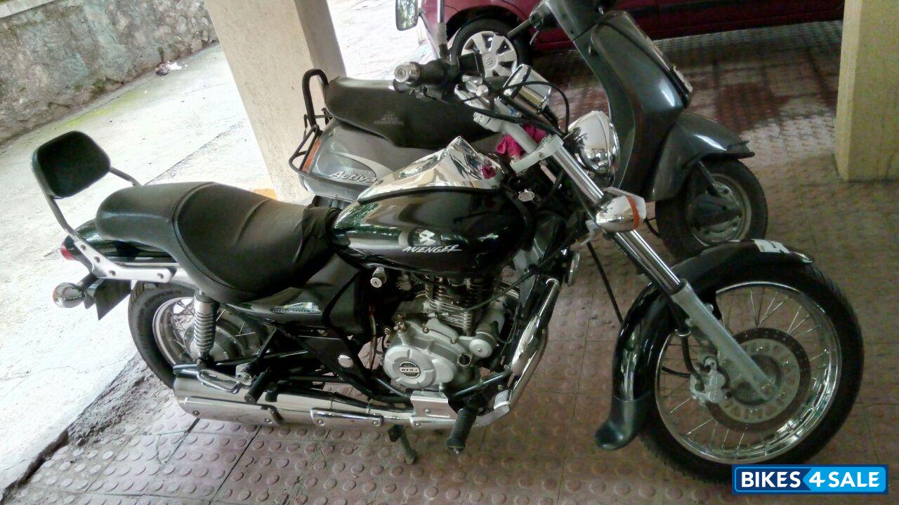 Black Bajaj Avenger 220 DTS-i