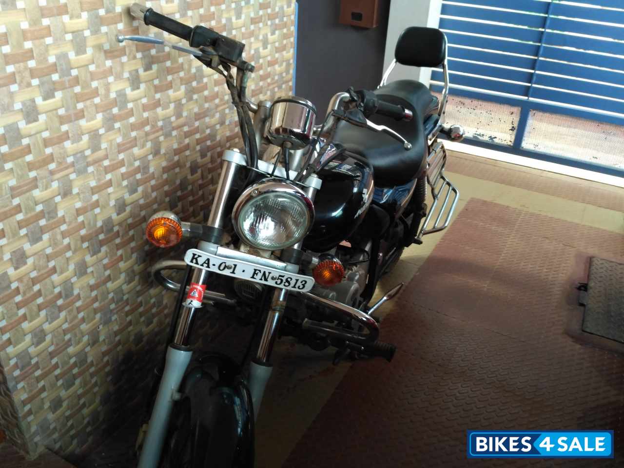 Black Bajaj Avenger 200 DTS-i
