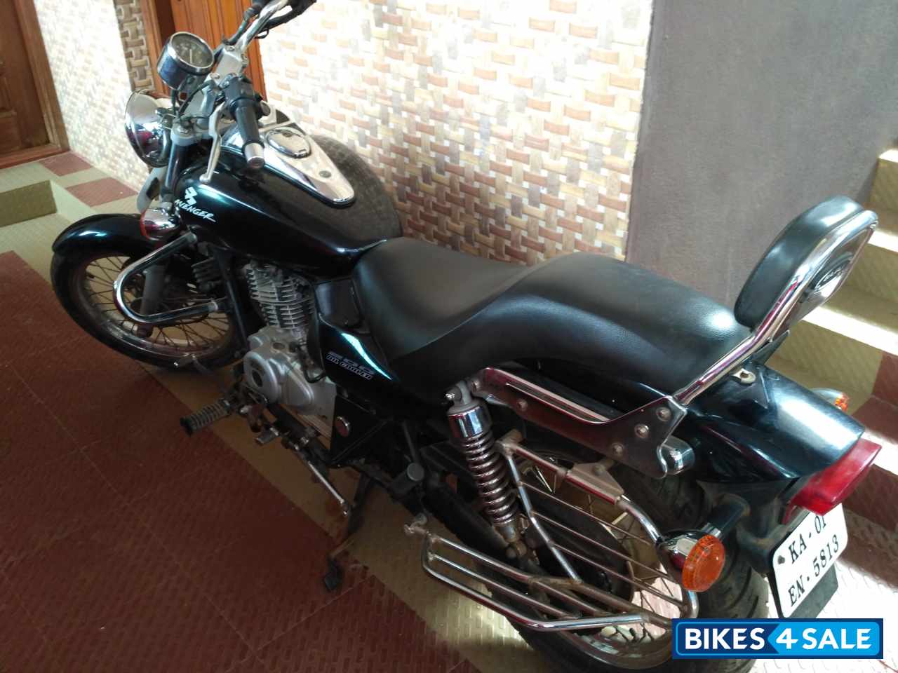 Black Bajaj Avenger 200 DTS-i