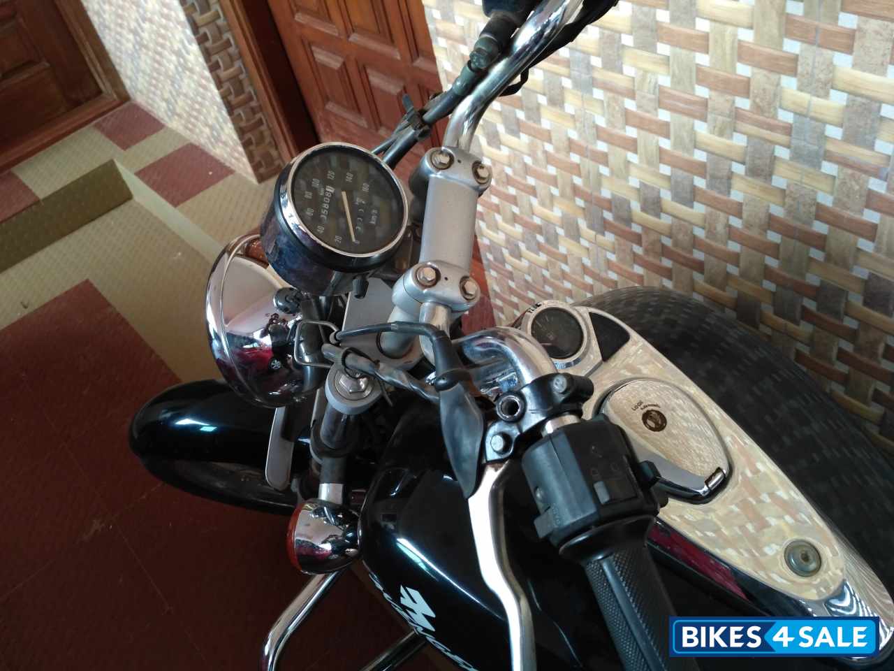 Black Bajaj Avenger 200 DTS-i