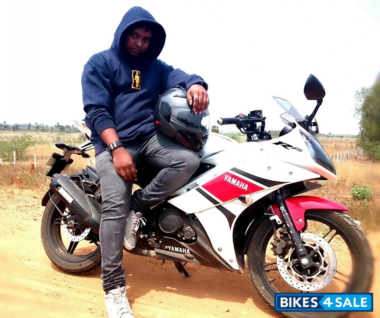 White Yamaha YZF R15 V2