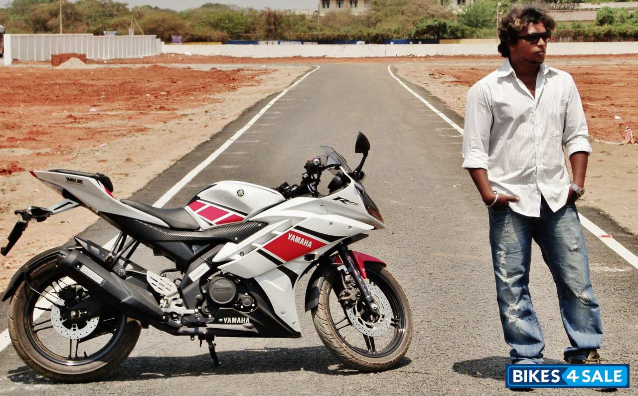 White Yamaha YZF R15 V2