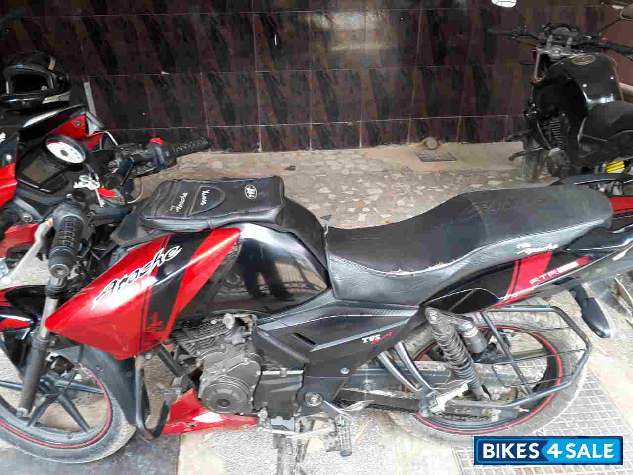 Red TVS Apache RTR 160