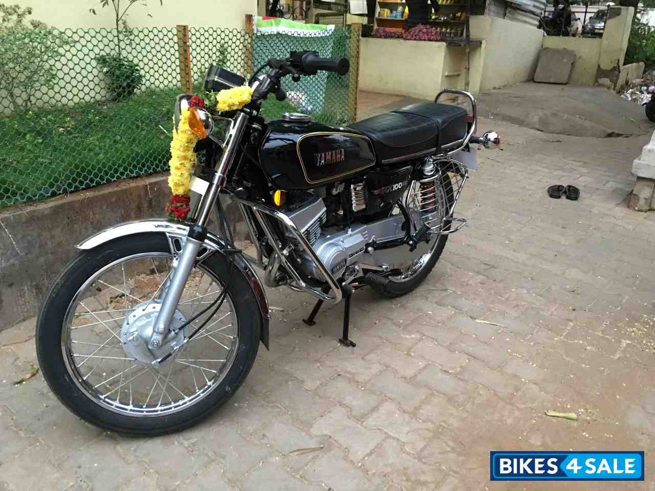 Black Yamaha RX 100 Black Yamaha RX 100