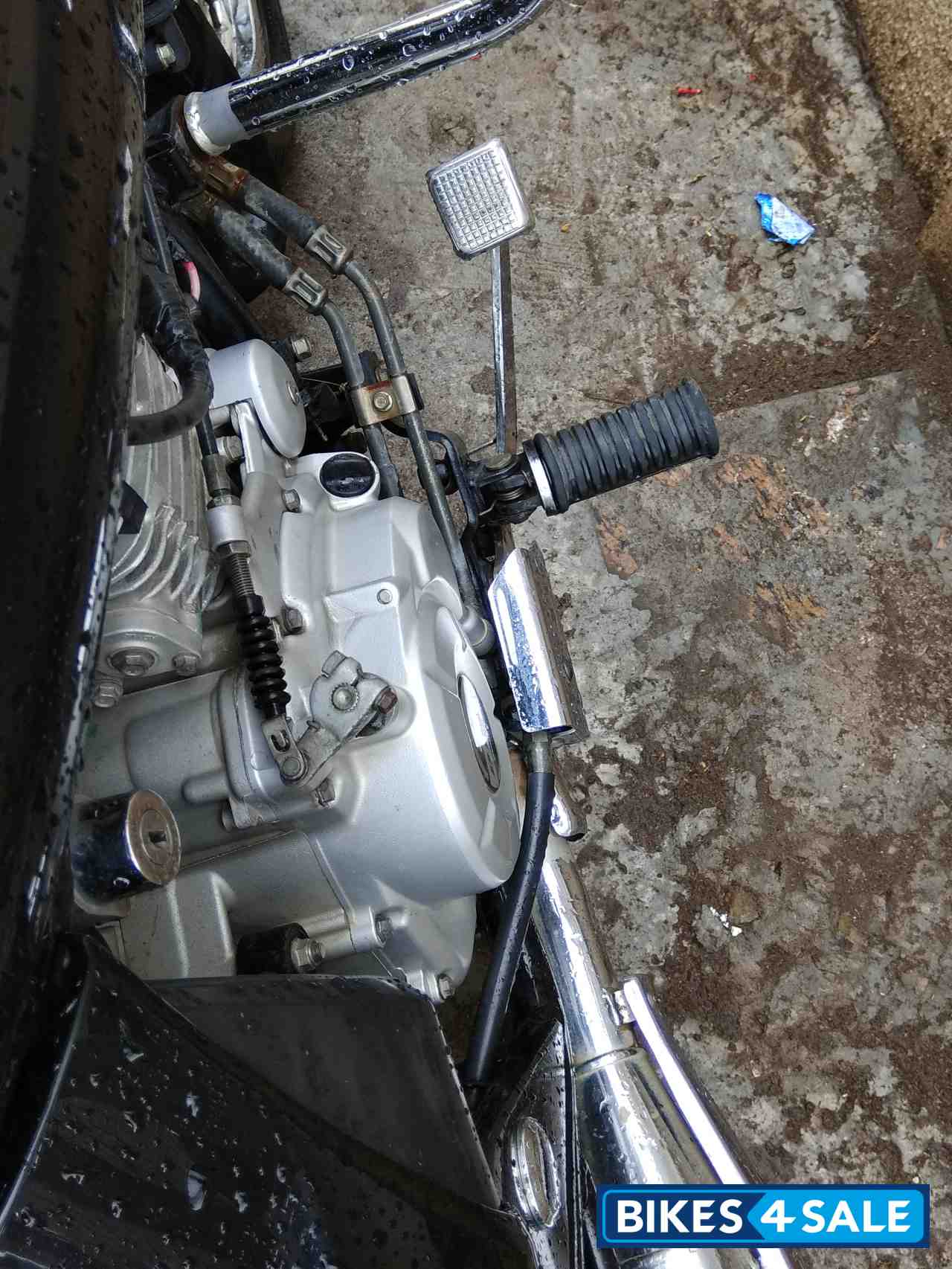 Midnight Black Bajaj Avenger 220 DTS-i