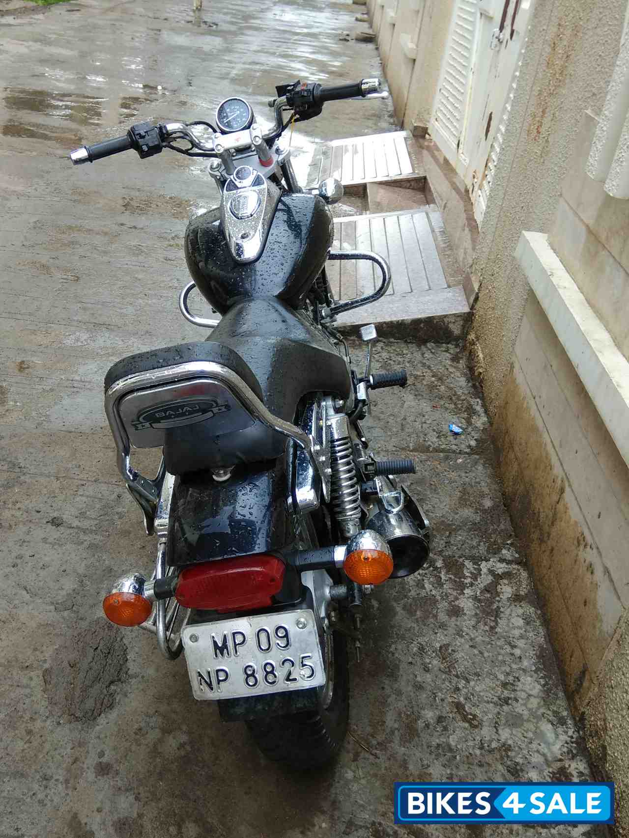 Midnight Black Bajaj Avenger 220 DTS-i