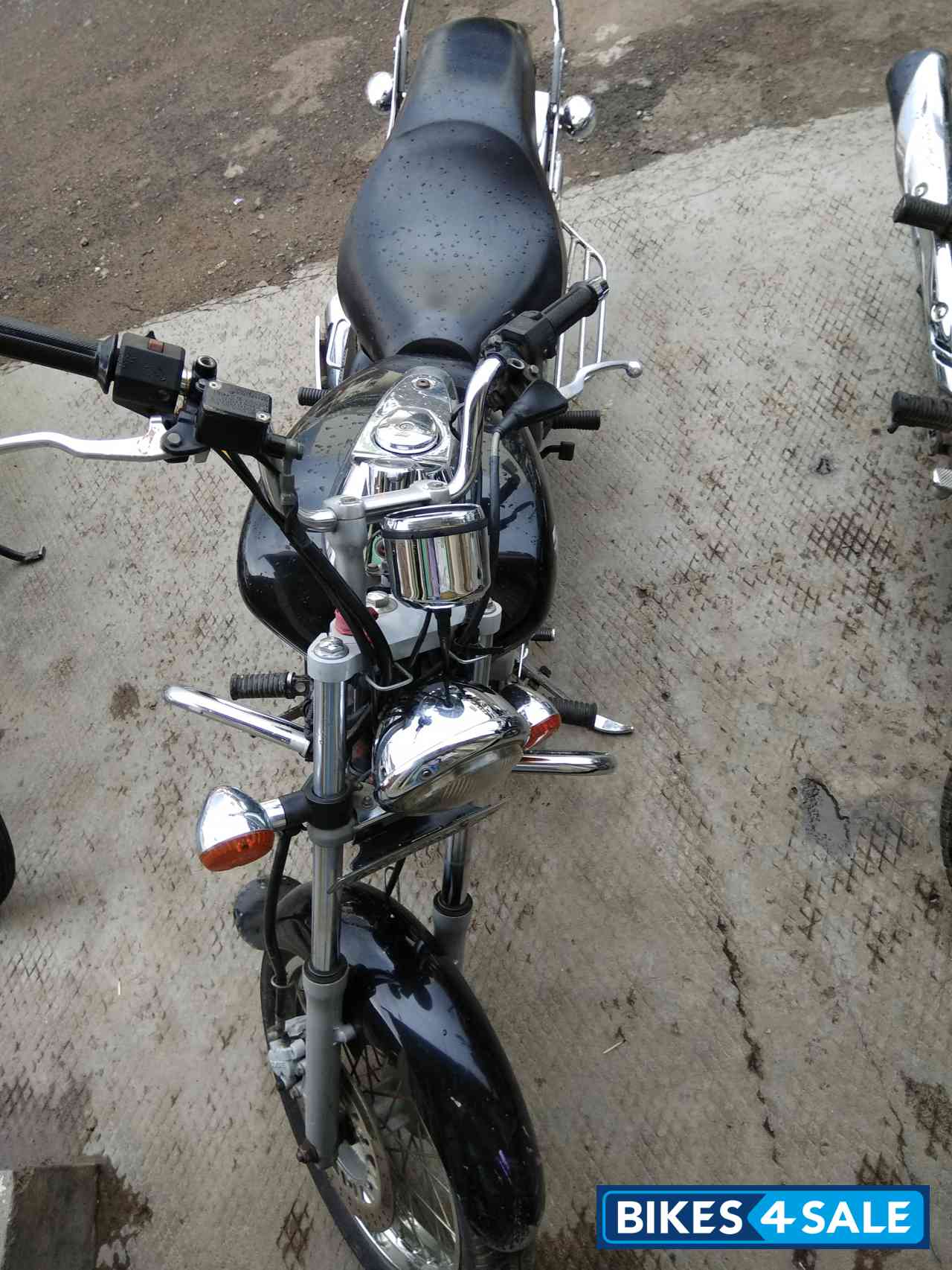 Midnight Black Bajaj Avenger 220 DTS-i
