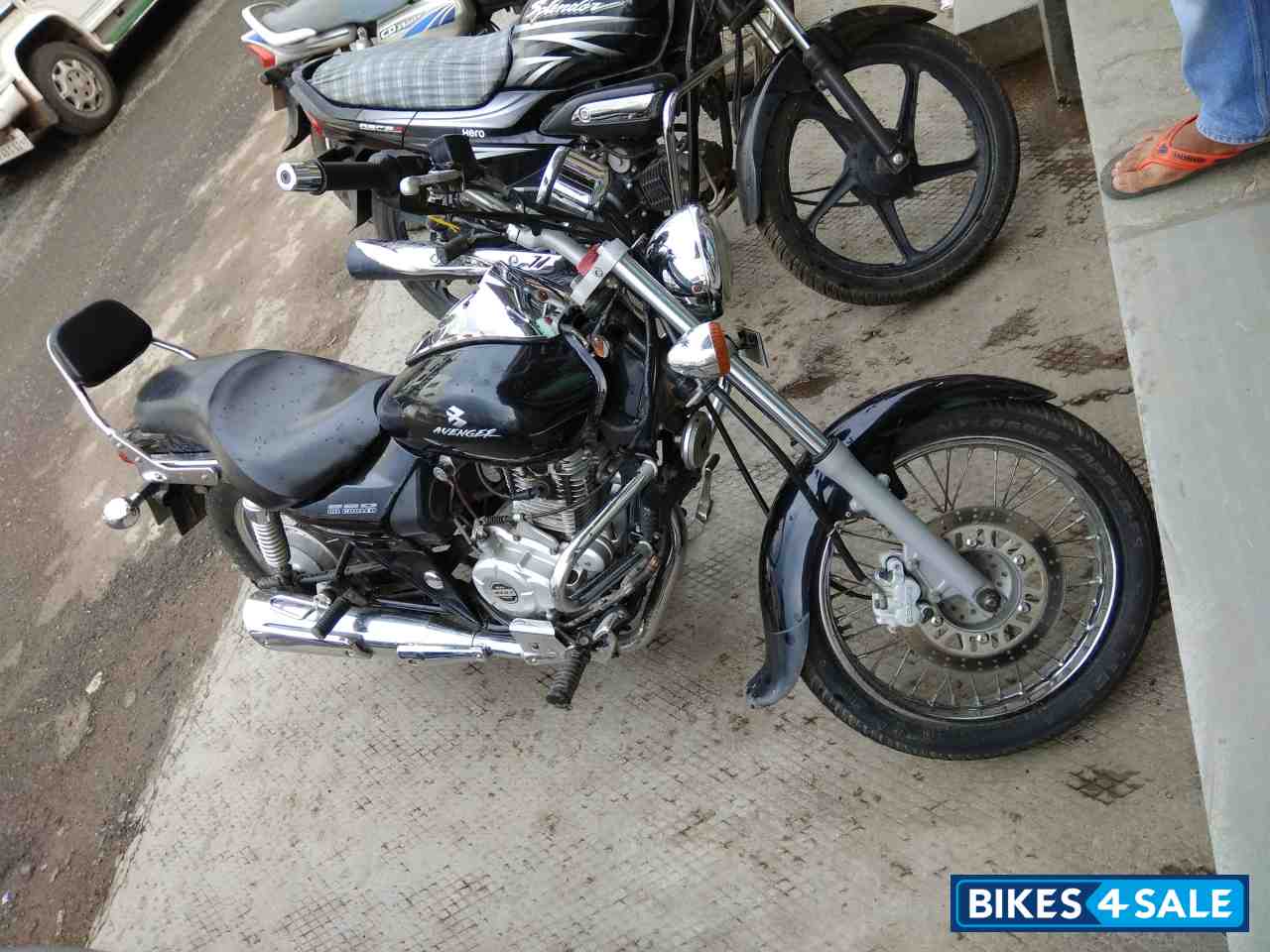Midnight Black Bajaj Avenger 220 DTS-i