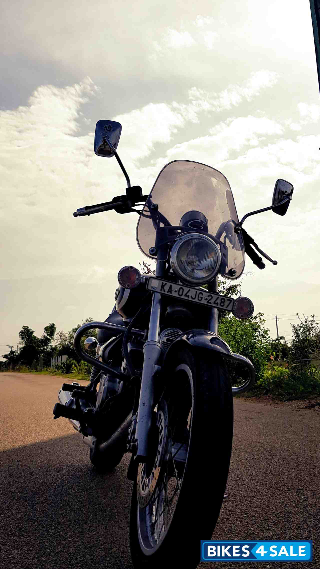 Black Bajaj Avenger Cruise 220